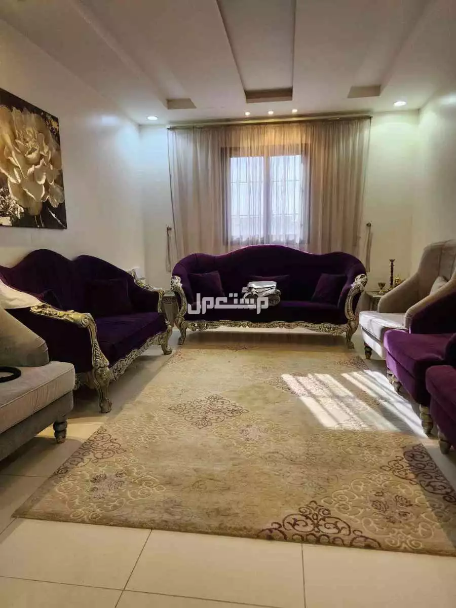 كنب مستعمل يكفي 9 اشخاص مع ستارة وفرشه و 3 طاولات وحدة كبيرة واثنين صغيرة مع شاشة للبيع.