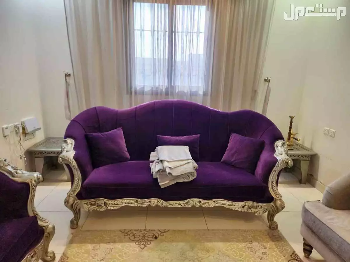 كنب مستعمل يكفي 9 اشخاص مع ستارة وفرشه و 3 طاولات وحدة كبيرة واثنين صغيرة مع شاشة للبيع.