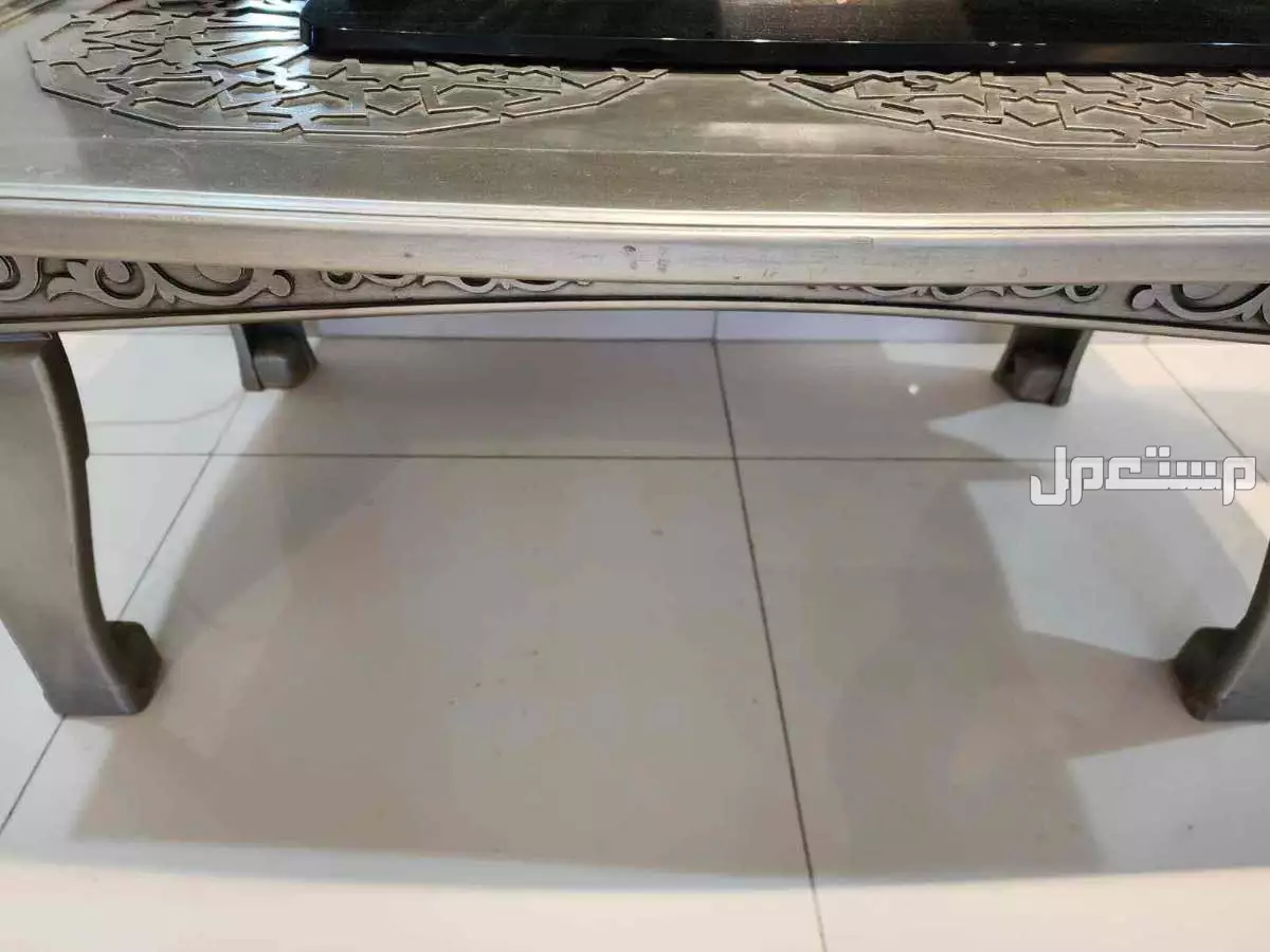 كنب مستعمل يكفي 9 اشخاص مع ستارة وفرشه و 3 طاولات وحدة كبيرة واثنين صغيرة مع شاشة للبيع.