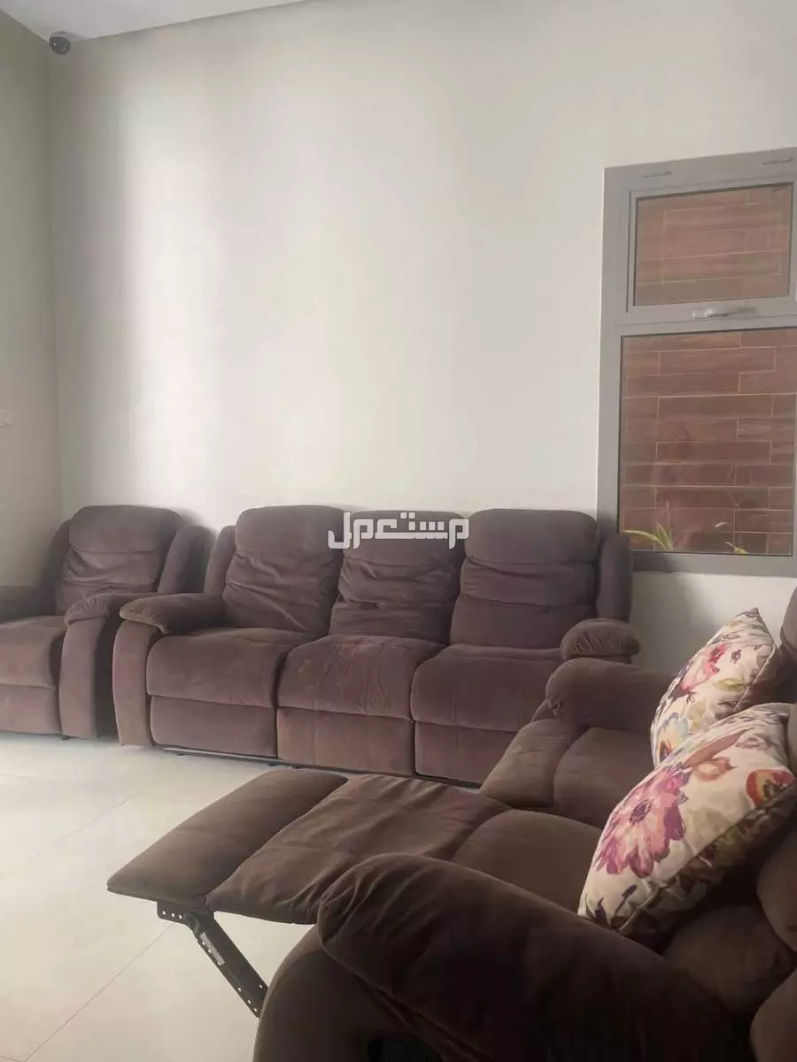 كنب فخم مريح مع كرسين  الياسمين بسعر 1500 ريال سعودي