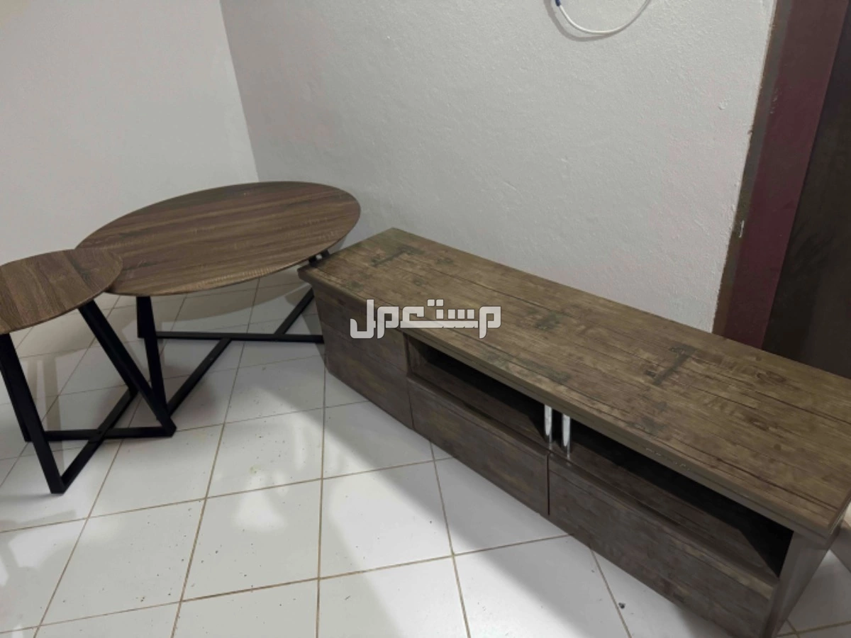 طاولة تلفزيون مع طاولة كبيره في الرياض بسعر 500 ريال سعودي