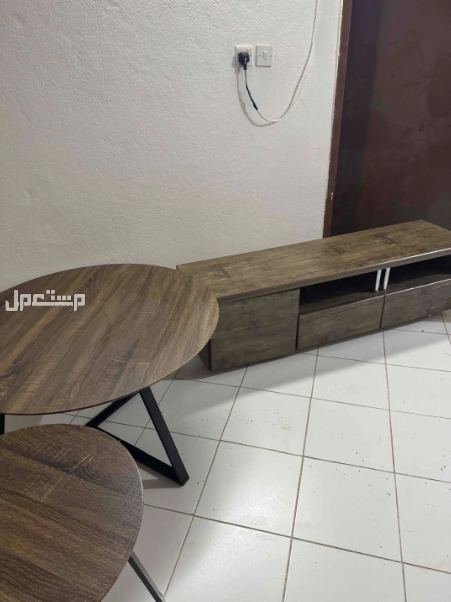 طاولة تلفزيون مع طاولة كبيره في الرياض بسعر 500 ريال سعودي