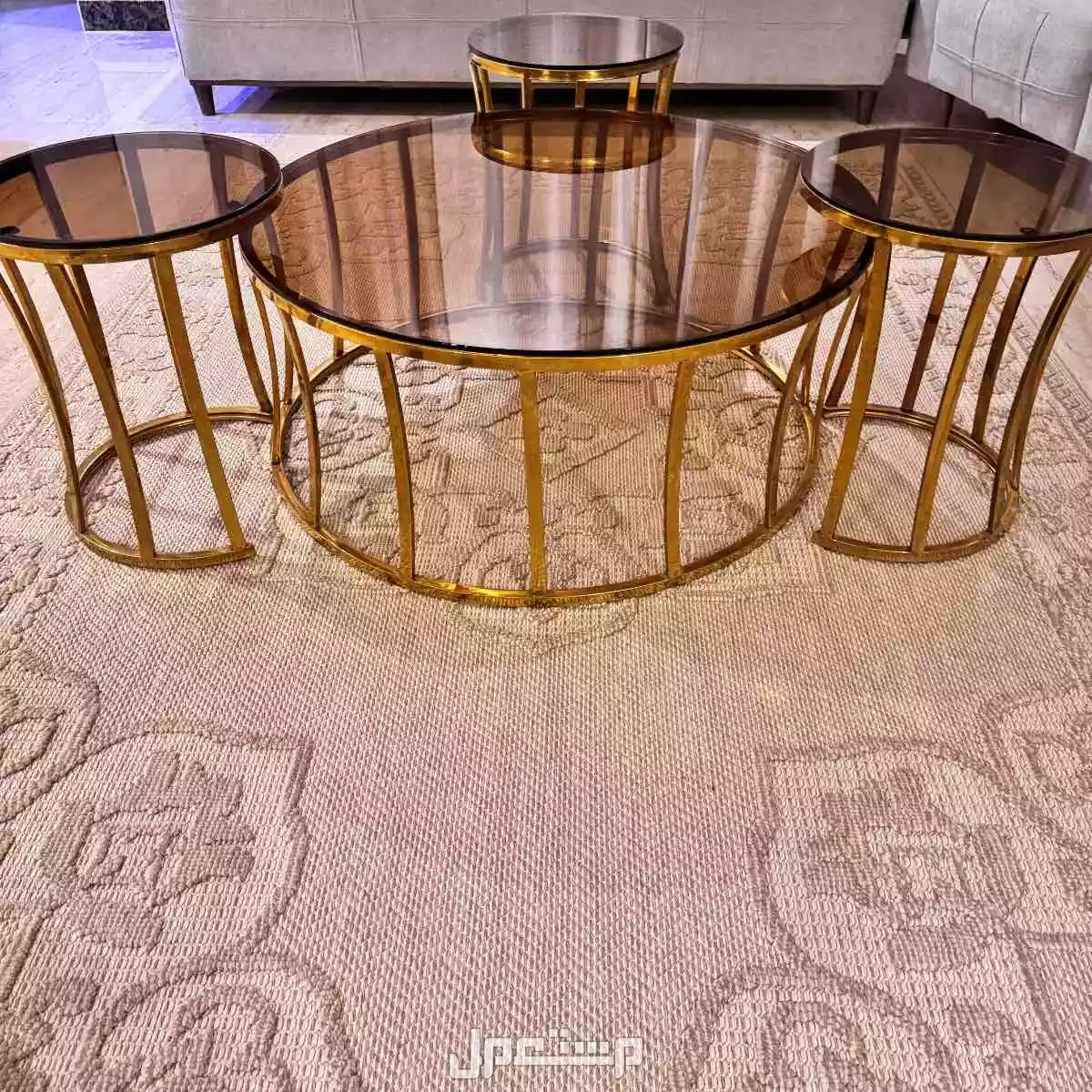 طاولة كبيرة وثلاث طاولات خدمة للبيع