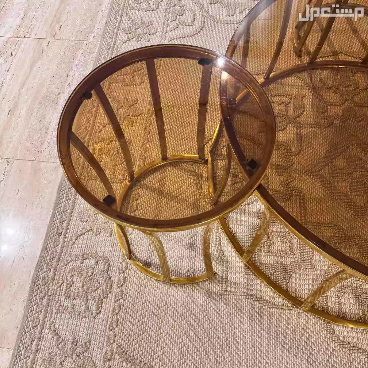 طاولة كبيرة وثلاث طاولات خدمة للبيع
