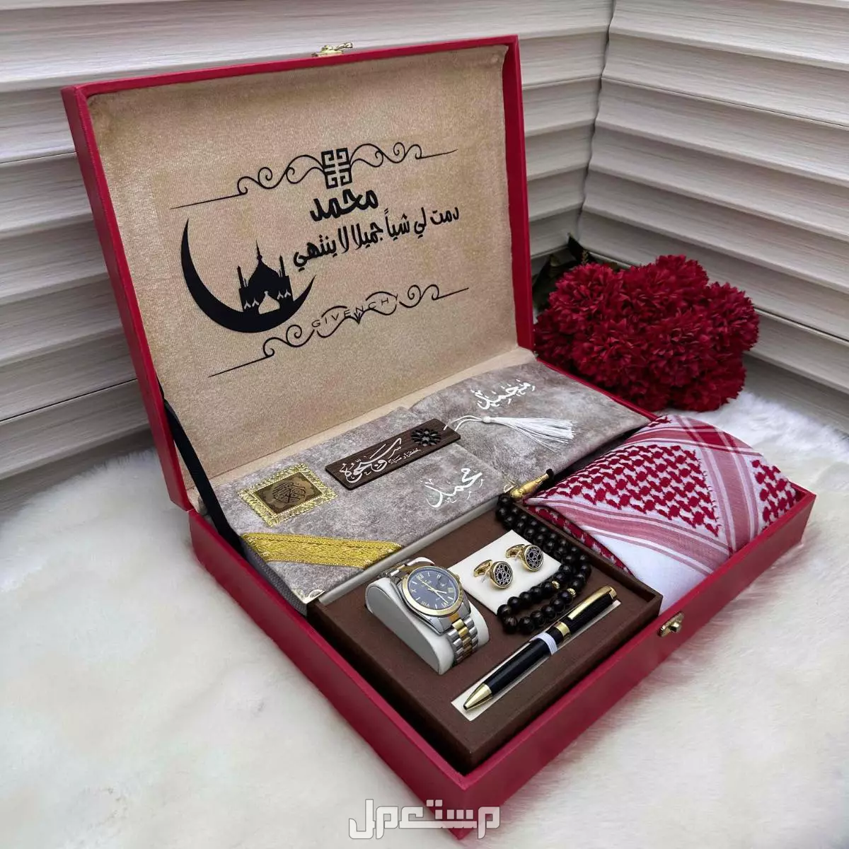 بكس رجالي ملكي جلد **مكونات البكس:**    1- شماغ من ماركة جيفينشي نقشة الخلية عصريةو كلاسيكية تناسب الذوق الراقي.   2-سجادة صلاة متميزة قابلة للطي  نحت الاسم حسب الطلب 3- مصحف رجالية قماش
