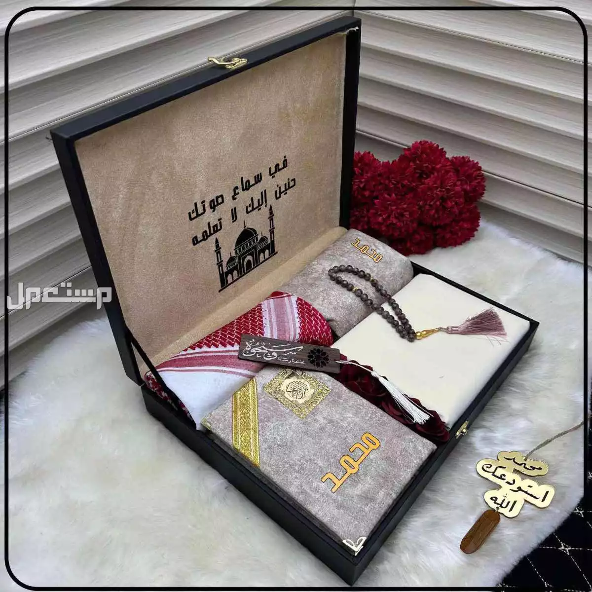 **مكونات البكس:* 1-قماش "جيفينشي صيفي درجة اولى ملحقات ازرار الماركة و لوقو**      2- شماغ من ماركة جيفينشي نقشة عصريةو كلاسيكية تناسب الذوق الراقي  3-سجادة صلاة متميزة قابلة للطي نحت