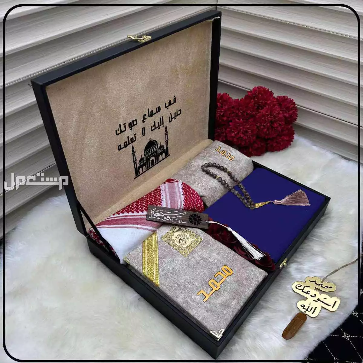 **مكونات البكس:* 1-قماش "جيفينشي صيفي درجة اولى ملحقات ازرار الماركة و لوقو**      2- شماغ من ماركة جيفينشي نقشة عصريةو كلاسيكية تناسب الذوق الراقي  3-سجادة صلاة متميزة قابلة للطي نحت