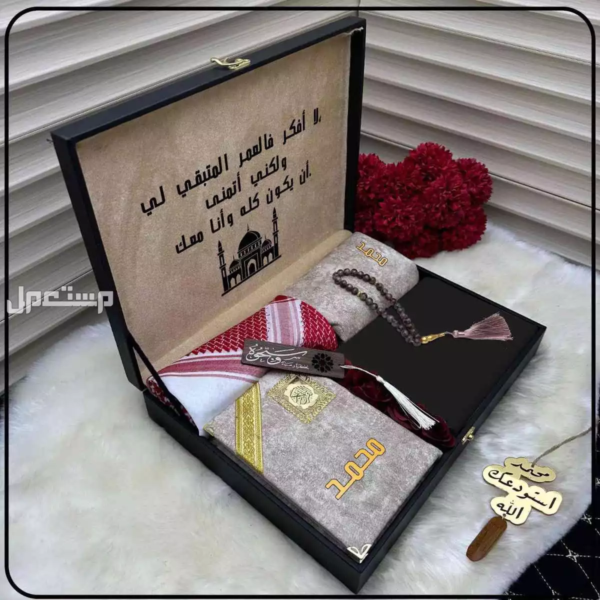**مكونات البكس:* 1-قماش "جيفينشي صيفي درجة اولى ملحقات ازرار الماركة و لوقو**      2- شماغ من ماركة جيفينشي نقشة عصريةو كلاسيكية تناسب الذوق الراقي  3-سجادة صلاة متميزة قابلة للطي نحت