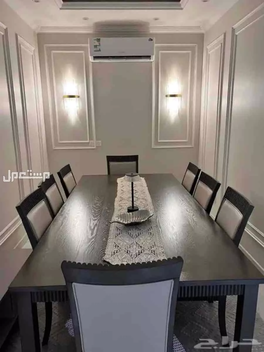 طاولة طعام شبه جديده لها 11 شهر من هوم بوكس 8 كراسي ماجلسنا عليها الا 5 مرات  كبيره على الغرفه سعر الشراء 4000 سعر البيع 2500 نظيفه جداً جداً للتواصل  قابله لتفاوض