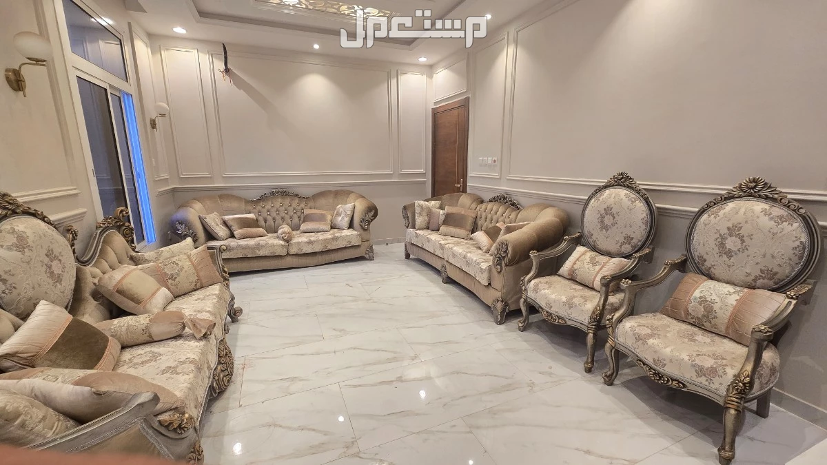 مجلس كلاسيكي بجده للبيع بقيمه 2800