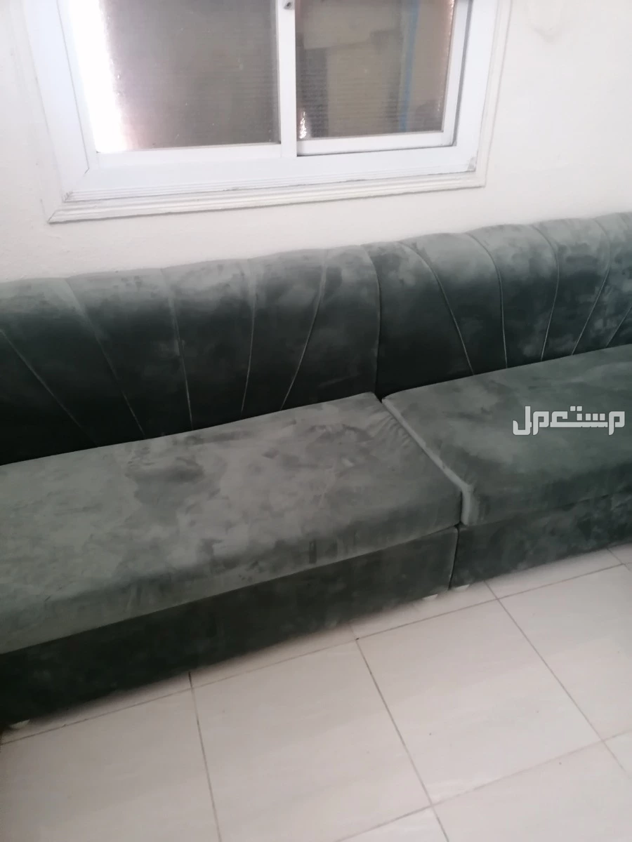 كنب 5 في4  للبيع معاه مخدات بيضاء + مخدات ملونه طويله ومستديره في الطائف بسعر 800 ريال سعودي