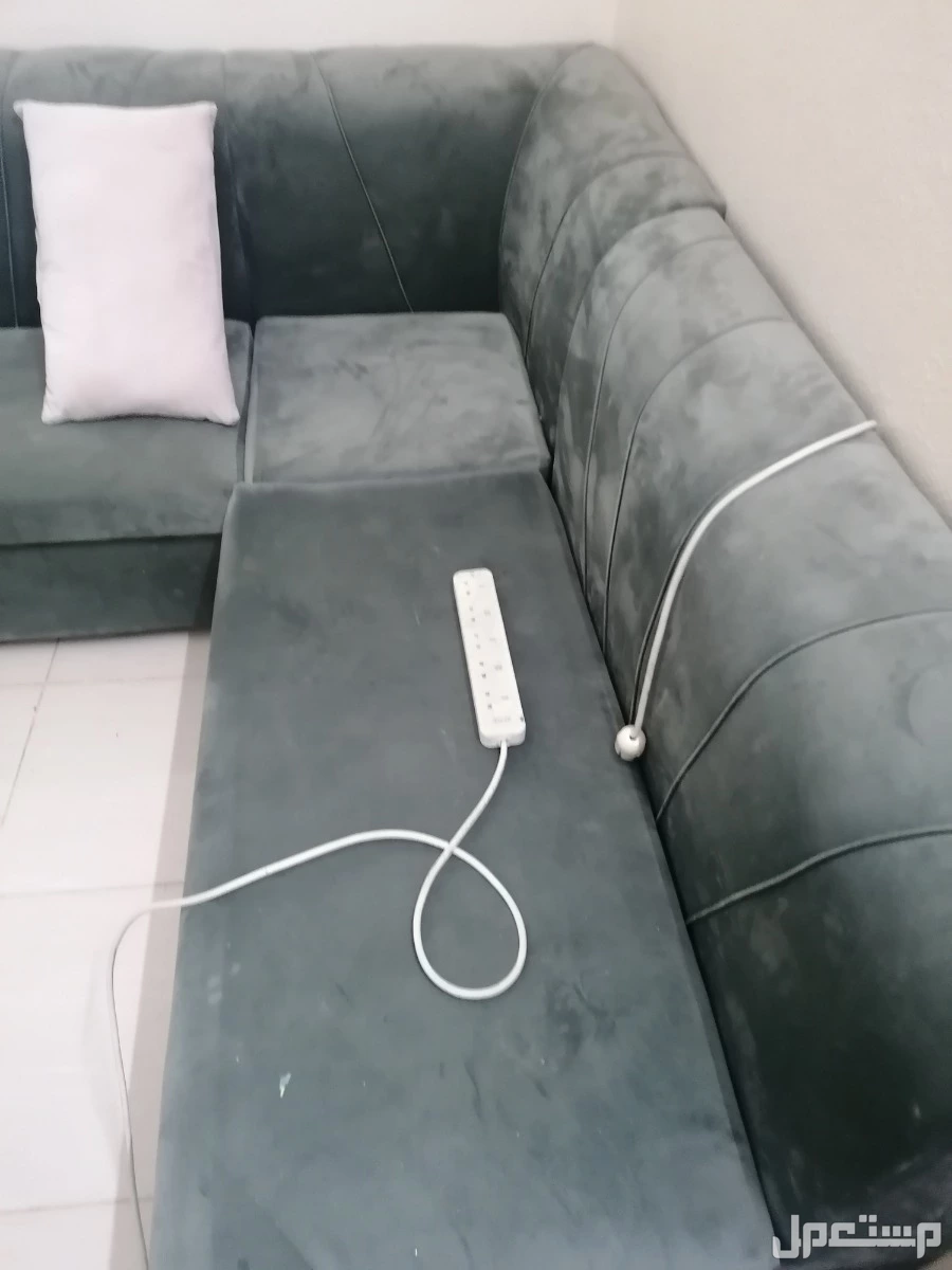 كنب 5 في4  للبيع معاه مخدات بيضاء + مخدات ملونه طويله ومستديره في الطائف بسعر 800 ريال سعودي
