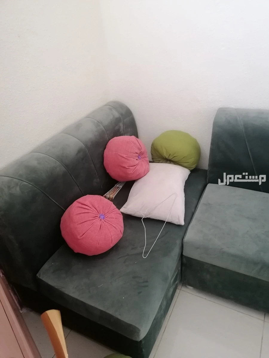كنب 5 في4  للبيع معاه مخدات بيضاء + مخدات ملونه طويله ومستديره في الطائف بسعر 800 ريال سعودي