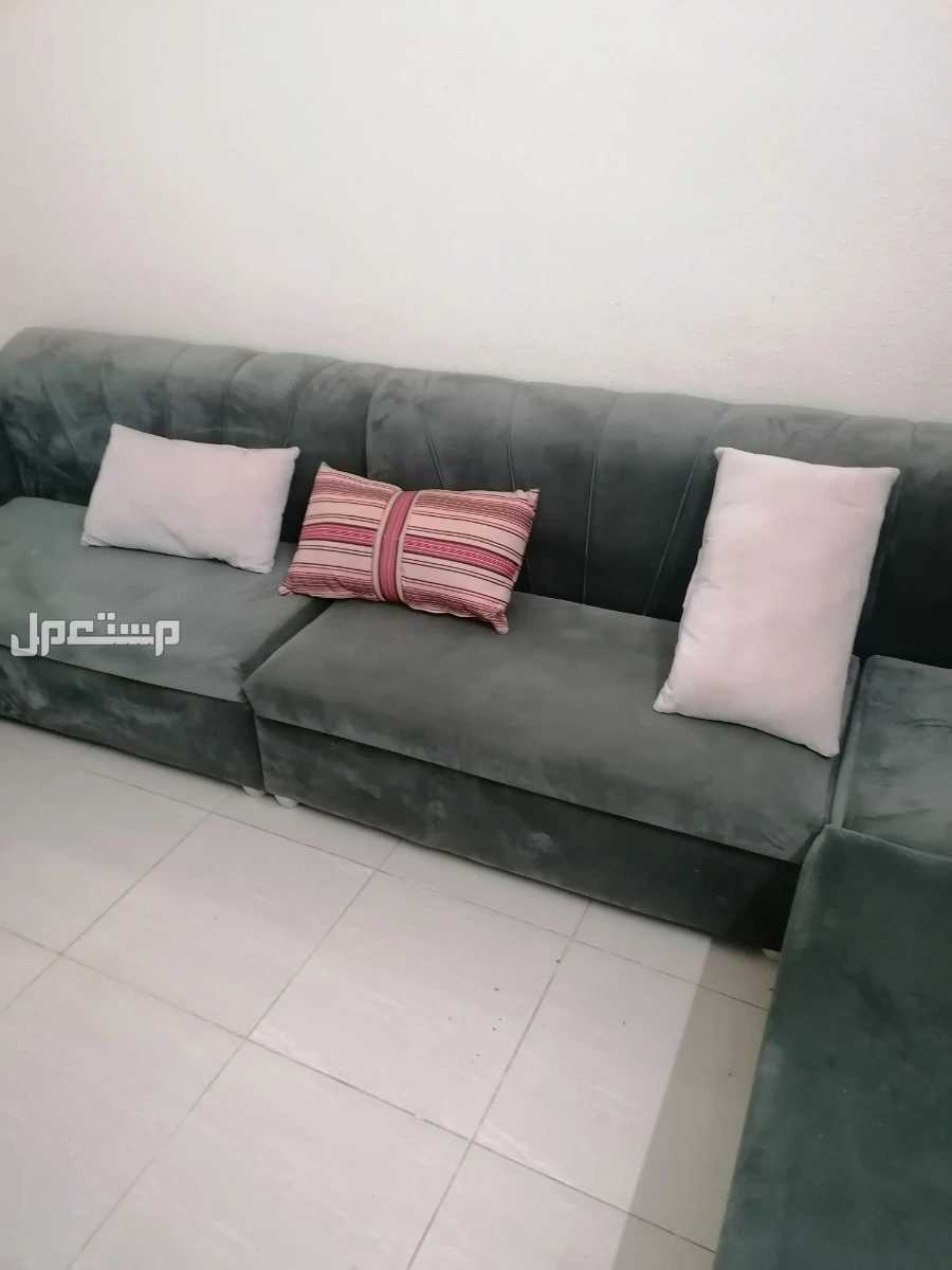 كنب 5 في4  للبيع معاه مخدات بيضاء + مخدات ملونه طويله ومستديره في الطائف بسعر 800 ريال سعودي