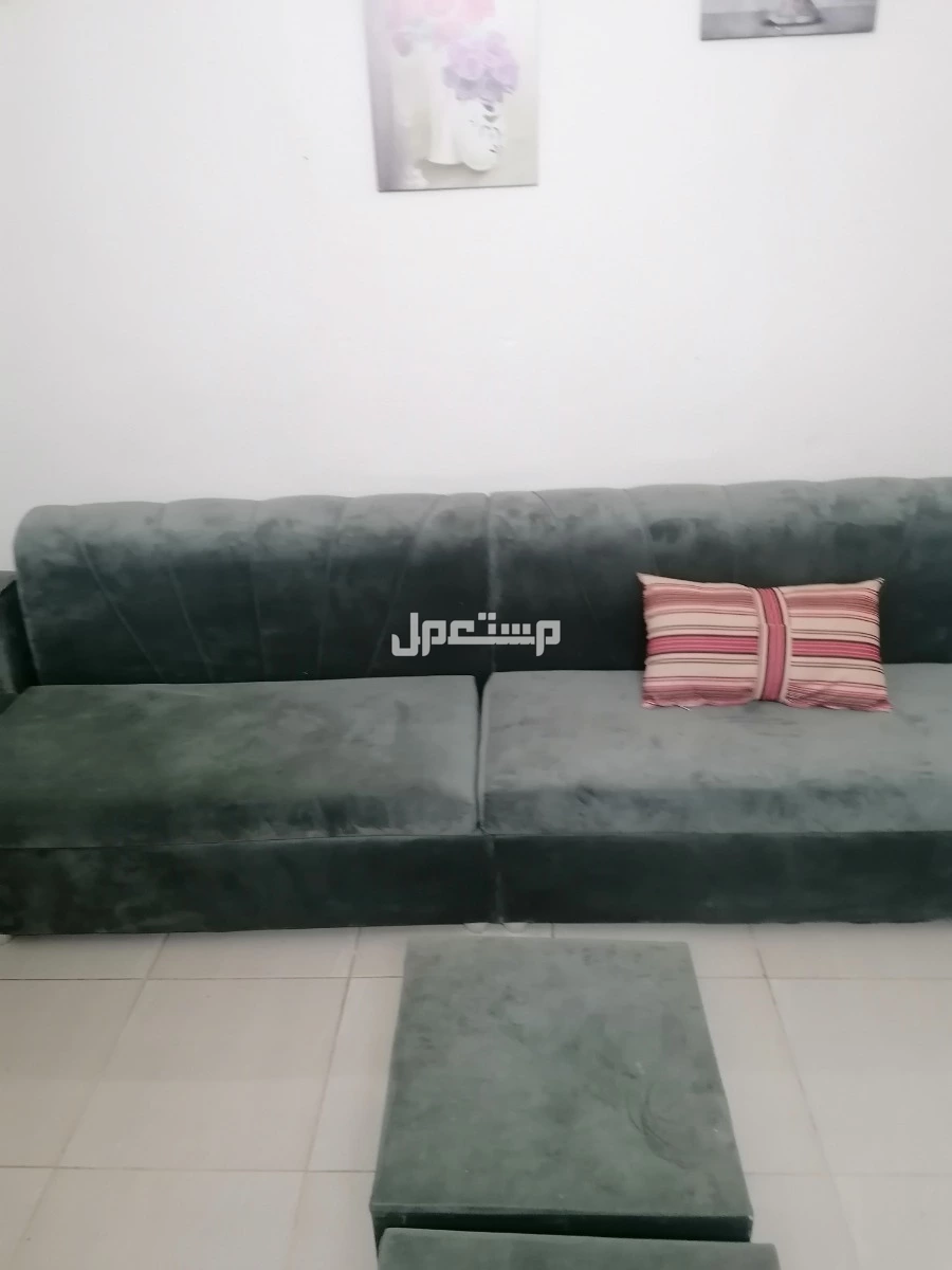 كنب 5 في4  للبيع معاه مخدات بيضاء + مخدات ملونه طويله ومستديره في الطائف بسعر 800 ريال سعودي