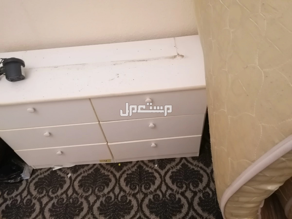 غرفة مستعمله مكونه من سرير ودولاب كومودينا وتسريحه