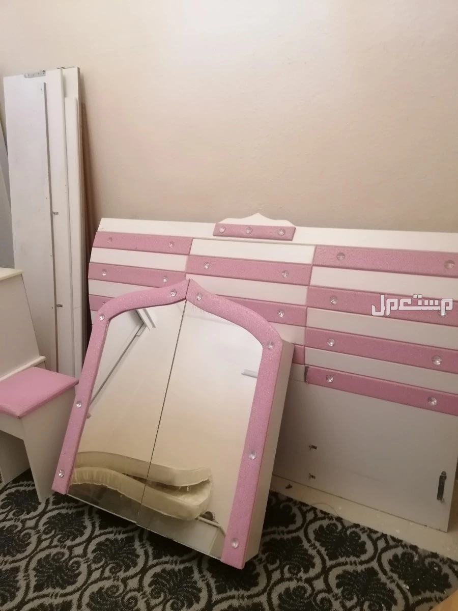 غرفة مستعمله مكونه من سرير ودولاب كومودينا وتسريحه