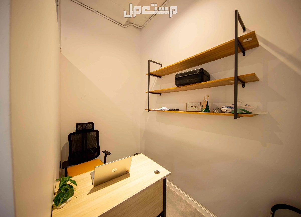 مكاتب حديثة و مؤثثة و مجهزة بالكامل