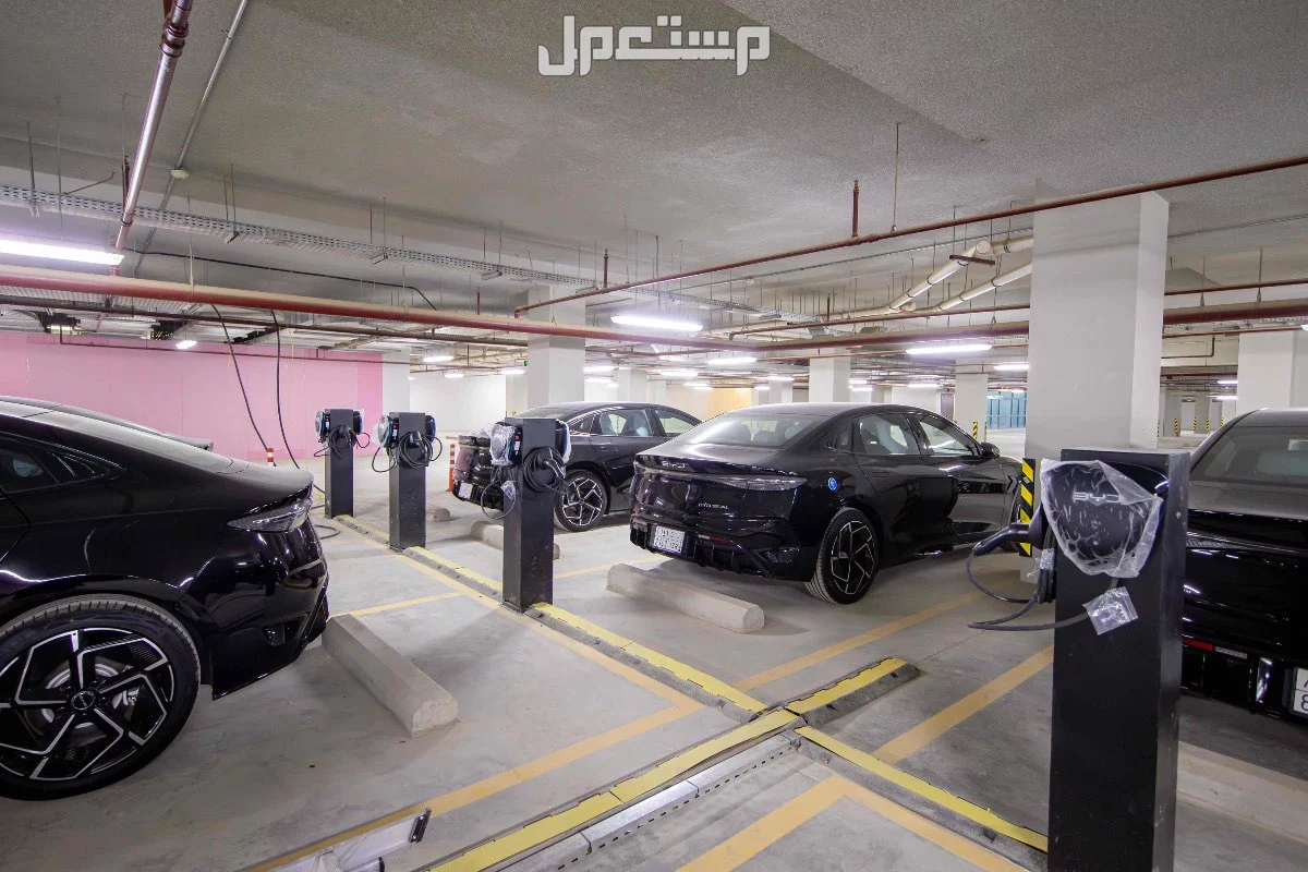 مكاتب حديثة و مؤثثة و مجهزة بالكامل