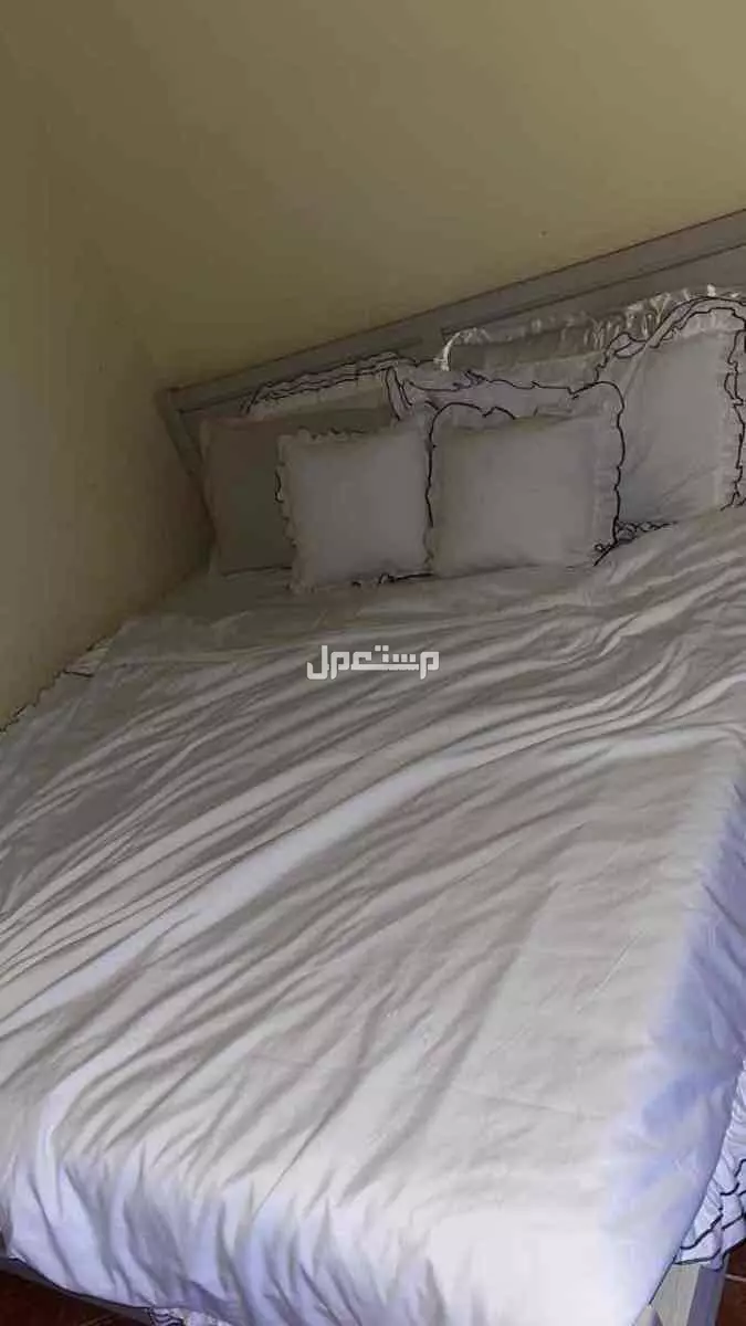 سرير كينج مقاس 180x200 بسعر 800ريال خيارك اذا تبيه مع اللحاف او بدون فقط المرتبة [مع اتفاقية التفكيك تواصل خاص]