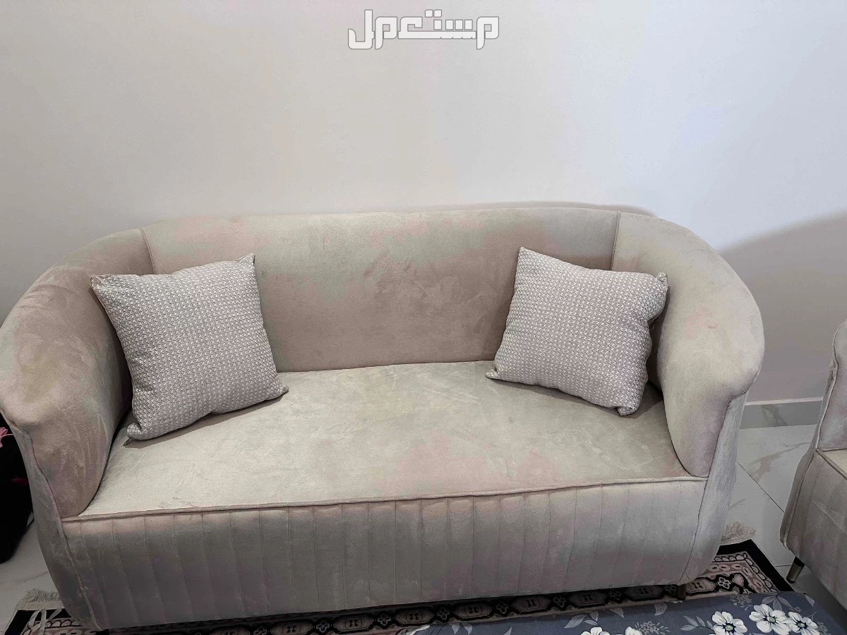 كنب 7 نفر  لون بيج شبه جديد مع غلاف في الرياض بسعر 500 ريال سعودي