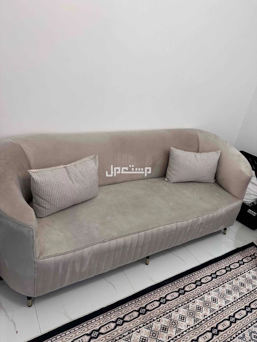 كنب 7 نفر  لون بيج شبه جديد مع غلاف في الرياض بسعر 500 ريال سعودي