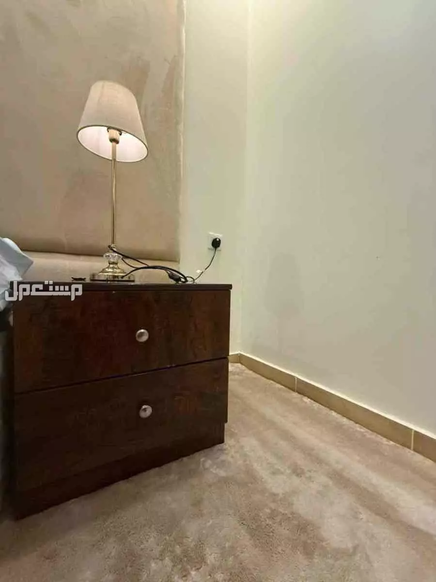 كنب صاله مع طاولات خدمه 4 حبات ووحده فالنص رئسيه ودولاب ملابس وسيع من الداخل وتسريحه وكوديان ثنتين