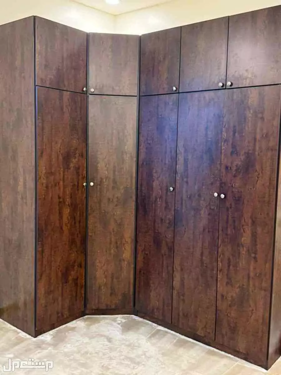 كنب صاله مع طاولات خدمه 4 حبات ووحده فالنص رئسيه ودولاب ملابس وسيع من الداخل وتسريحه وكوديان ثنتين