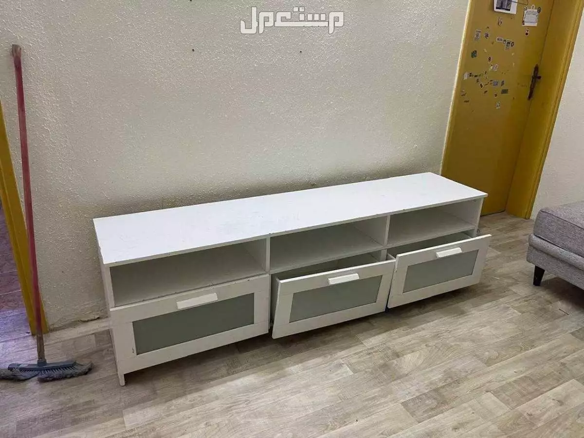 كنب للبيع حرف U مع ستارة وطاولة ضيافه وطاولة تلفزيون ودولاب ب 1000ريال فقط