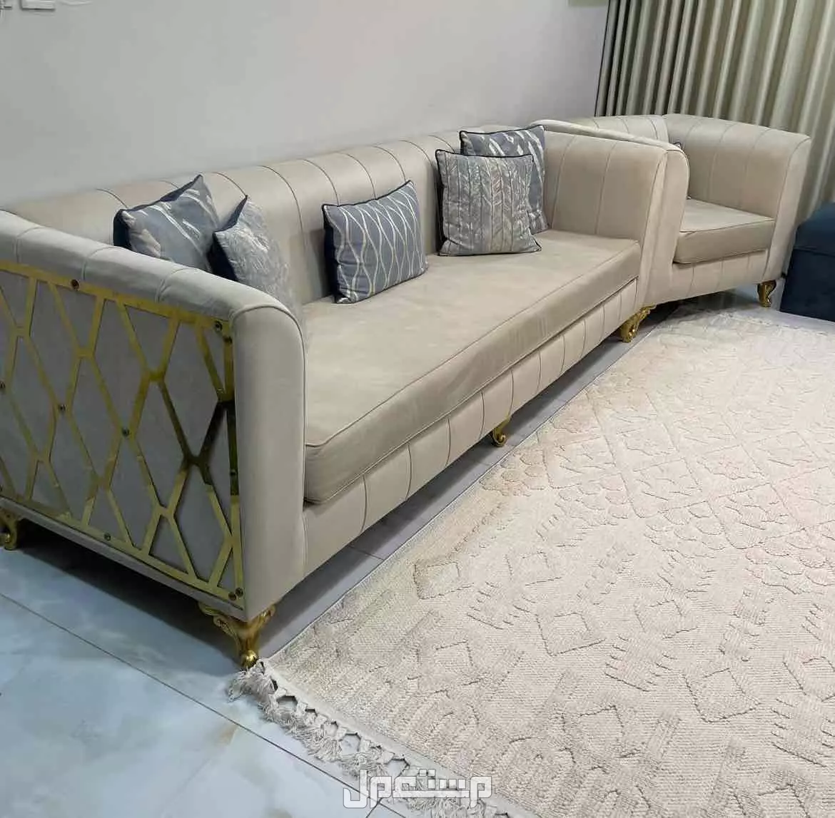 كنب صاله نظيف شاريه ب5000الاف بابيعه ب2000