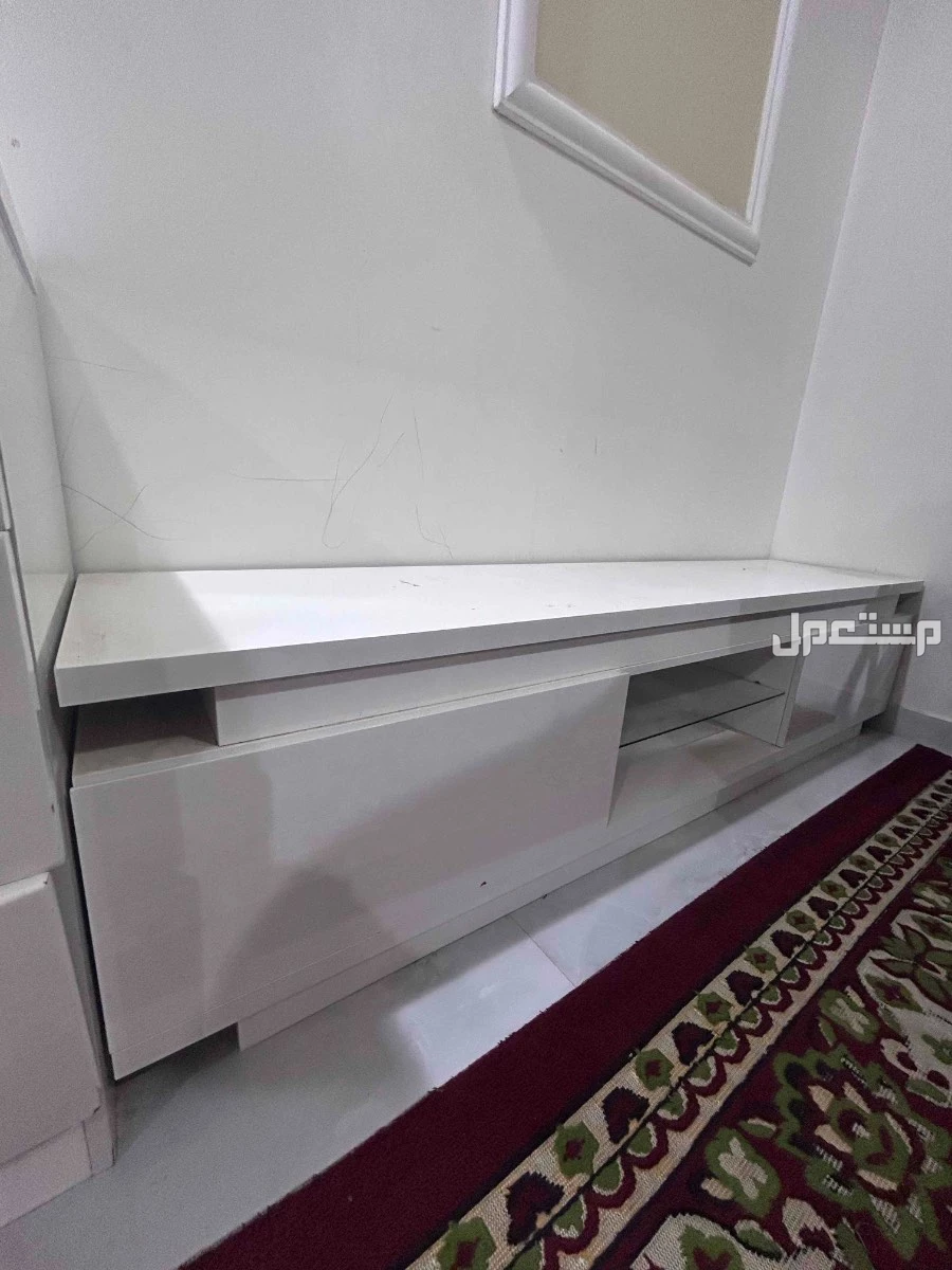 طاولة تلفزيون خشب ابيض ثقيل للبيع في الدوادمى بسعر 200 ريال سعودي