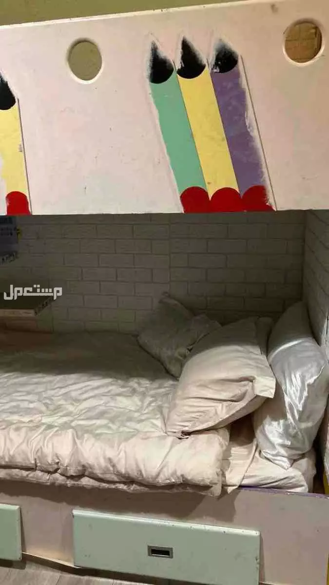 سريرين خشب اصلي دورين على شكل اقلام ملونه في مكة المكرمة بسعر 1900 ريال سعودي