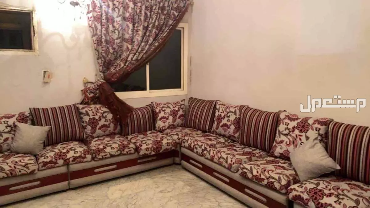 طقم كنب نظيف جدا في جده للبيع 1300