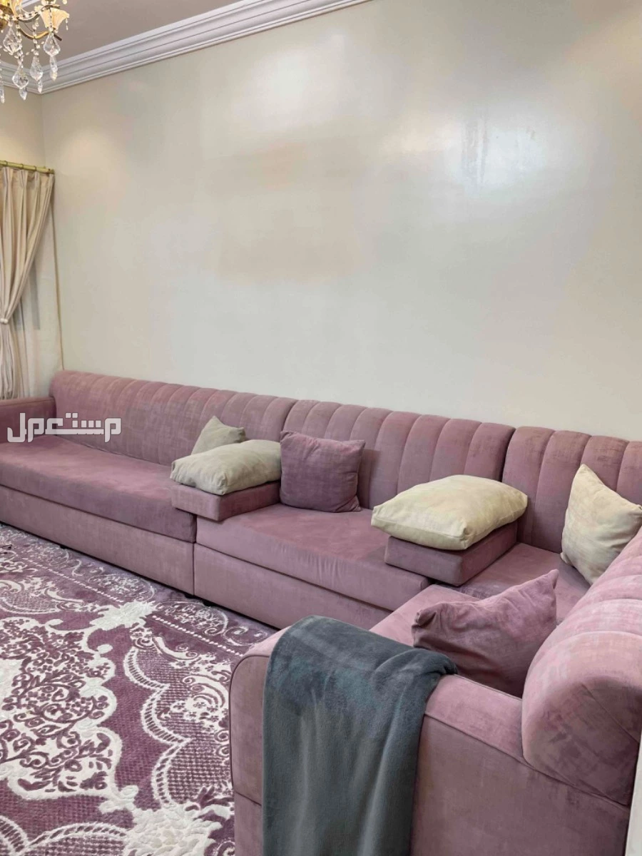 مجلس كنب L للبيع بالإضافة إلى طاولة من ايكيا في جدة بسعر 550  الموقع حي الوزيريه الكنب مستخدم نظيف  و الطاولة كذلك الصامل يتواصل معي على رقمي