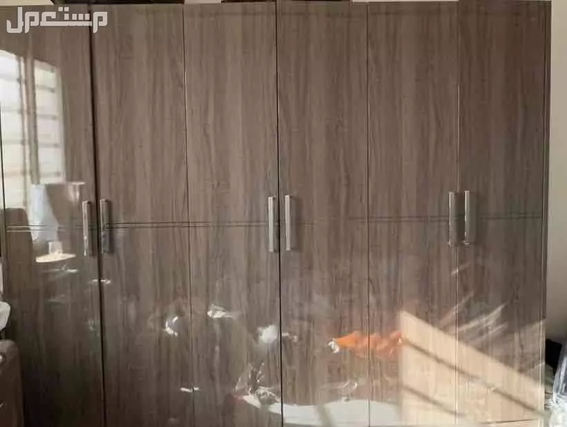 غرفة نوم مكونه من سرير كبير وكمودينه اثنتين تسريحه شوفنيره التواصل خاص في المزاحمية بسعر 6500 ريال سعودي