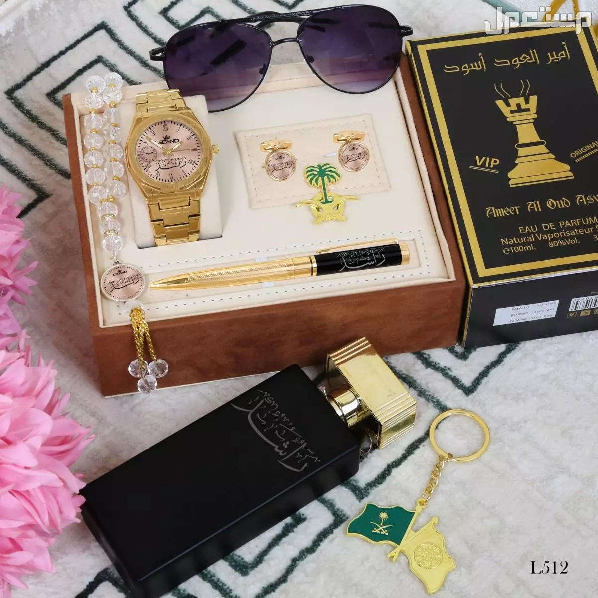 تميز مع🌟 نقدم لكم اطقم رجالية راقيه   تتكون من : 1⃣ساعة استيل ماركه ( *بالاسم حسب الطلب* ) (ضمان سنة مويه ومكينة ⏱ 2⃣ كبك  بالاسم  3⃣ سبحه بالاسم 4⃣ عطر 100 مل بالاسم نحت ليزر   5⃣ ميداليه
