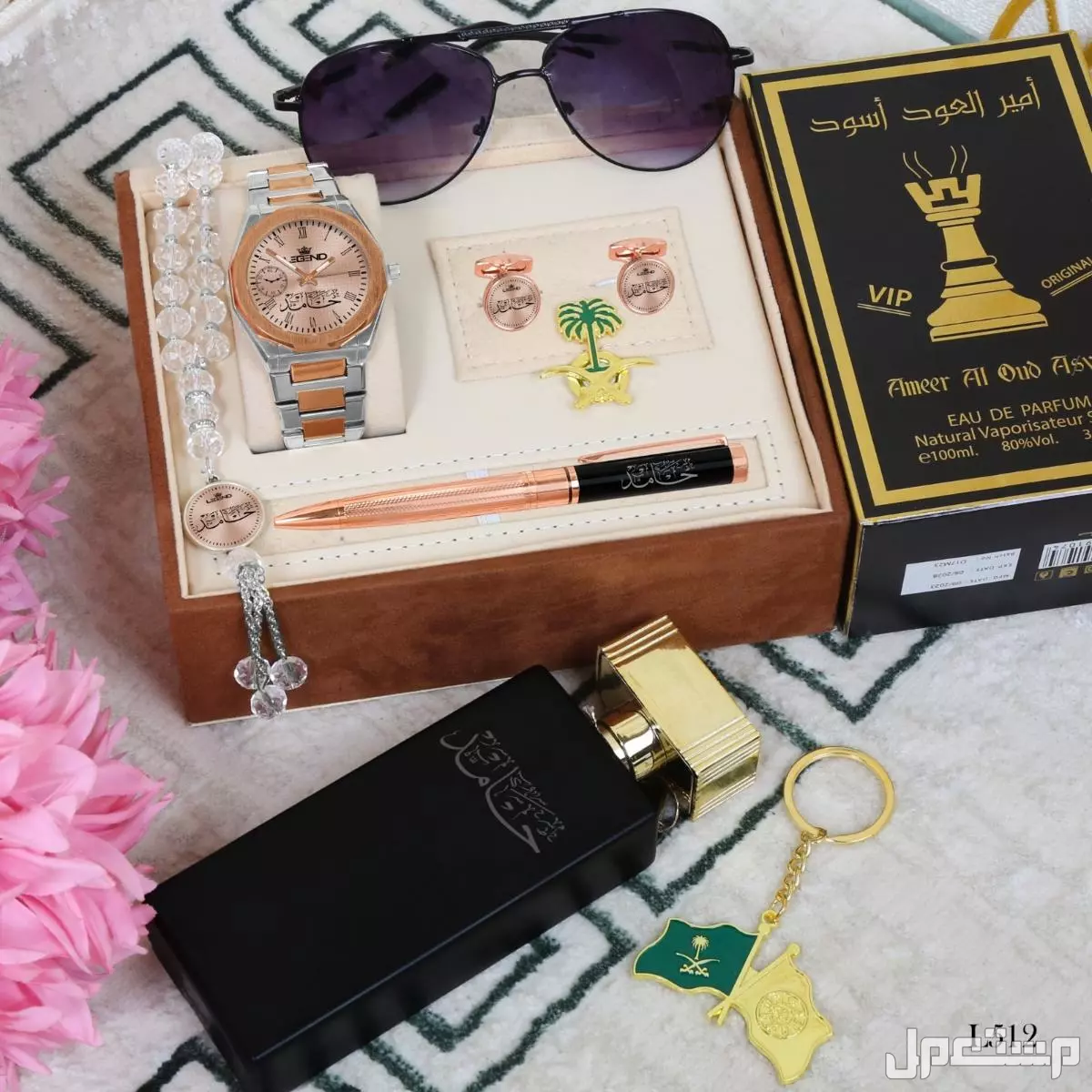 تميز مع🌟 نقدم لكم اطقم رجالية راقيه   تتكون من : 1⃣ساعة استيل ماركه ( *بالاسم حسب الطلب* ) (ضمان سنة مويه ومكينة ⏱ 2⃣ كبك  بالاسم  3⃣ سبحه بالاسم 4⃣ عطر 100 مل بالاسم نحت ليزر   5⃣ ميداليه