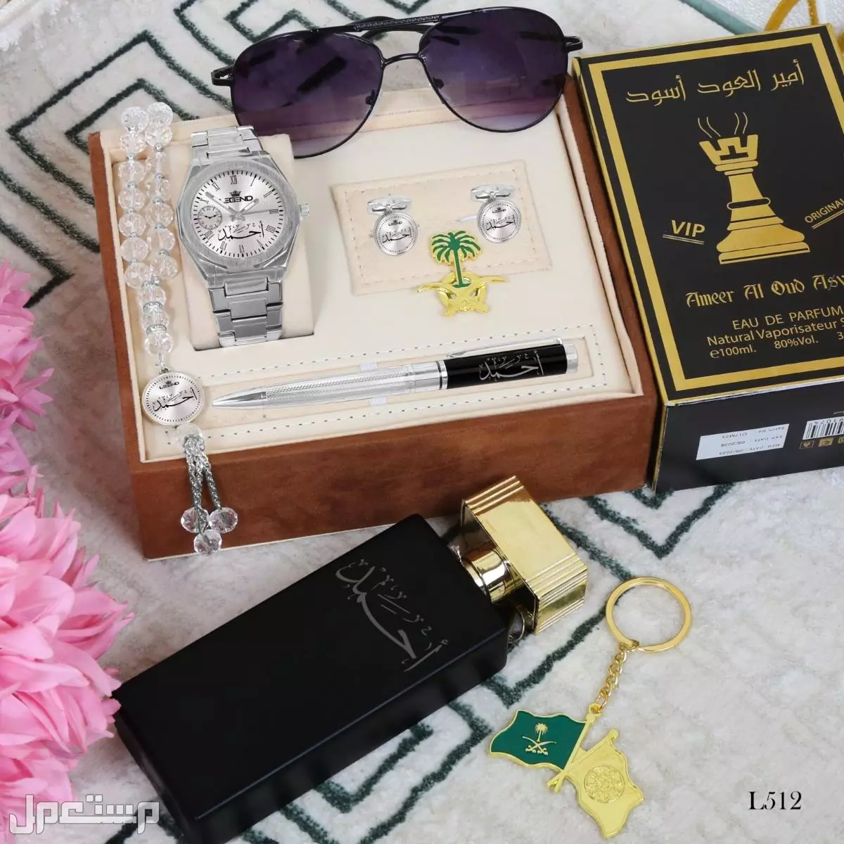 تميز مع🌟 نقدم لكم اطقم رجالية راقيه   تتكون من : 1⃣ساعة استيل ماركه ( *بالاسم حسب الطلب* ) (ضمان سنة مويه ومكينة ⏱ 2⃣ كبك  بالاسم  3⃣ سبحه بالاسم 4⃣ عطر 100 مل بالاسم نحت ليزر   5⃣ ميداليه