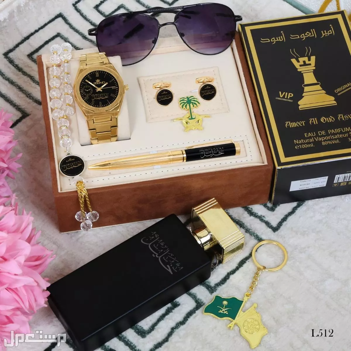 تميز مع🌟 نقدم لكم اطقم رجالية راقيه   تتكون من : 1⃣ساعة استيل ماركه ( *بالاسم حسب الطلب* ) (ضمان سنة مويه ومكينة ⏱ 2⃣ كبك  بالاسم  3⃣ سبحه بالاسم 4⃣ عطر 100 مل بالاسم نحت ليزر   5⃣ ميداليه