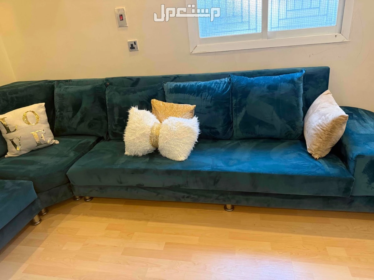 كنب مقاس 3*4 مع طاولة وسط و طاولات خدمة