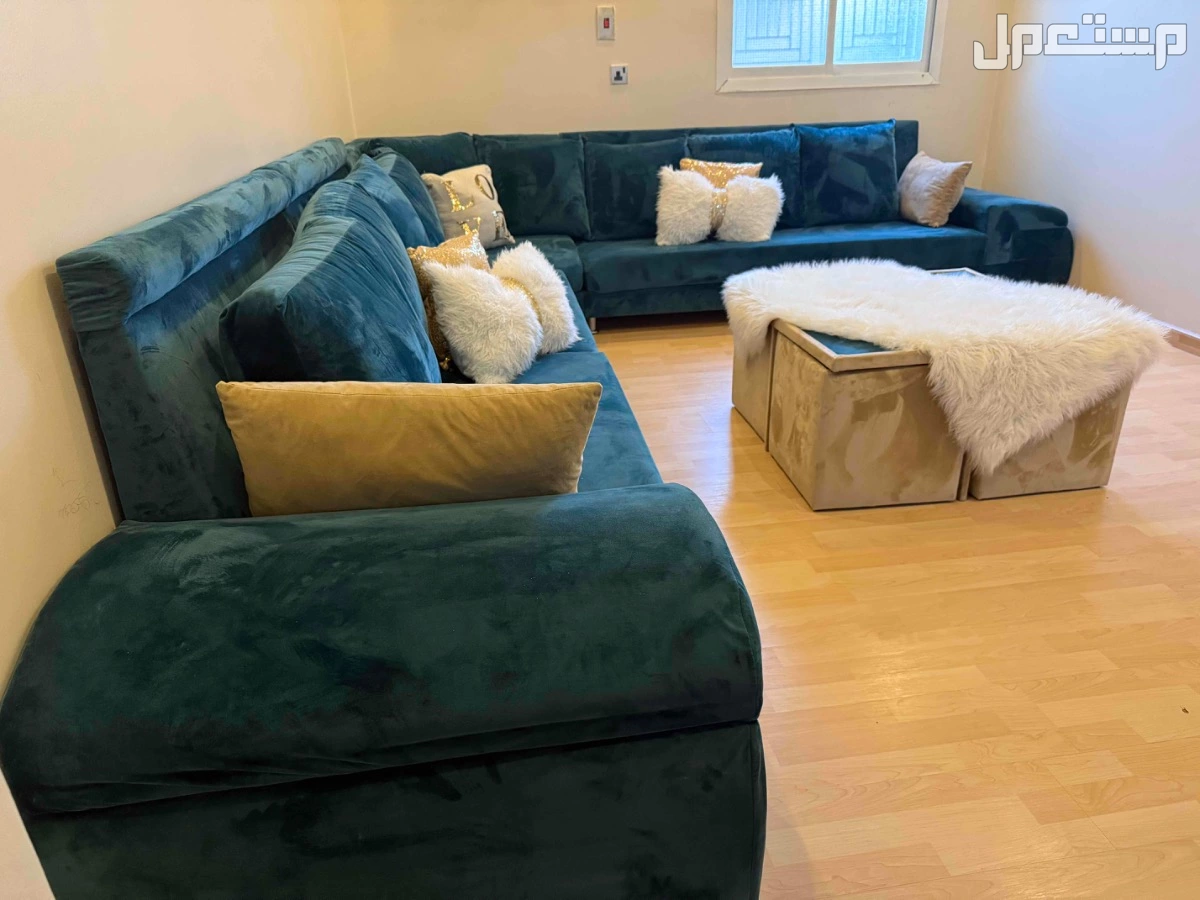 كنب مقاس 3*4 مع طاولة وسط و طاولات خدمة