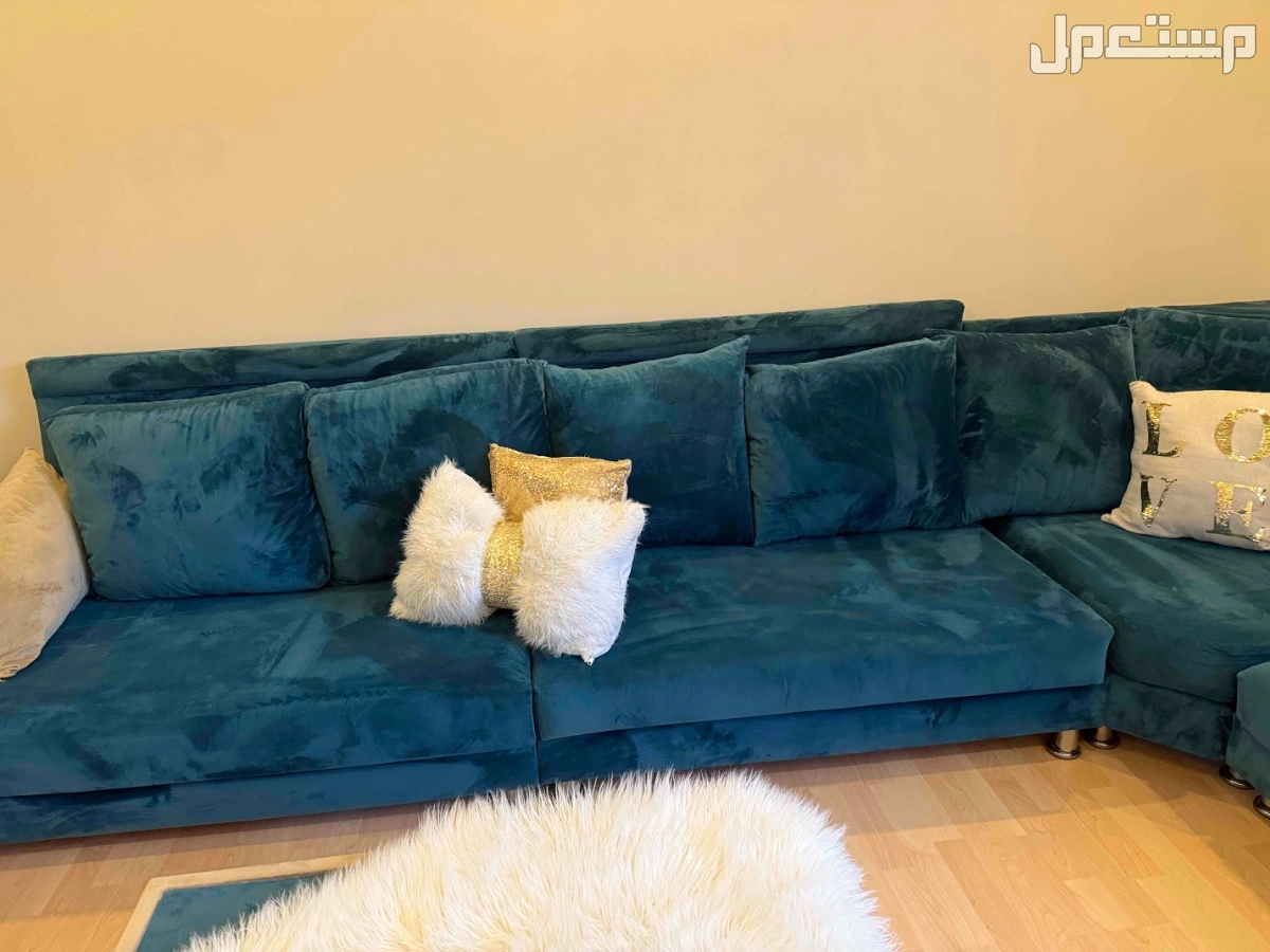 كنب مقاس 3*4 مع طاولة وسط و طاولات خدمة