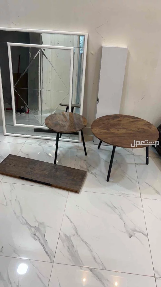 طاوله جديده للبيع مع مرايه جديده