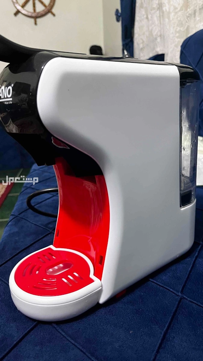 مكينة قهوه مع اغراضها وكرتونها للبيع