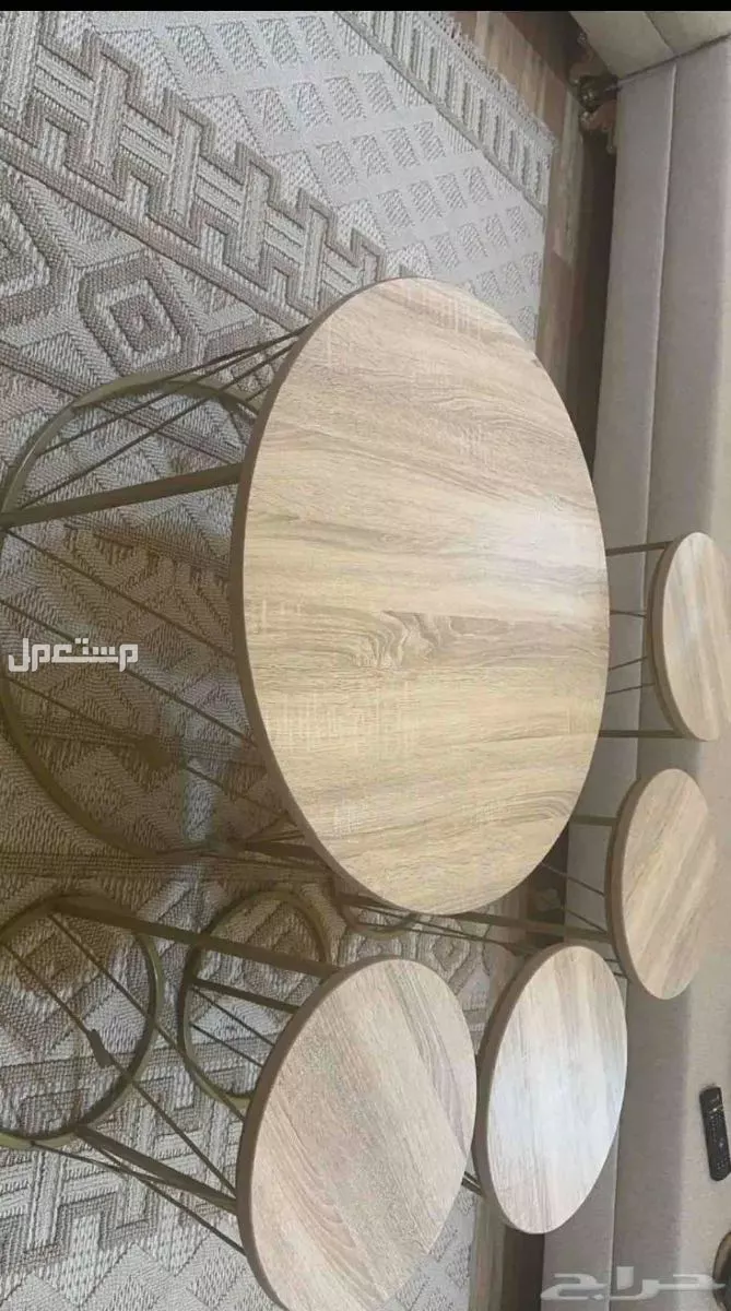 طاولة وسط وطاولات خدمة جديدة  بالكامل بدون خدوش