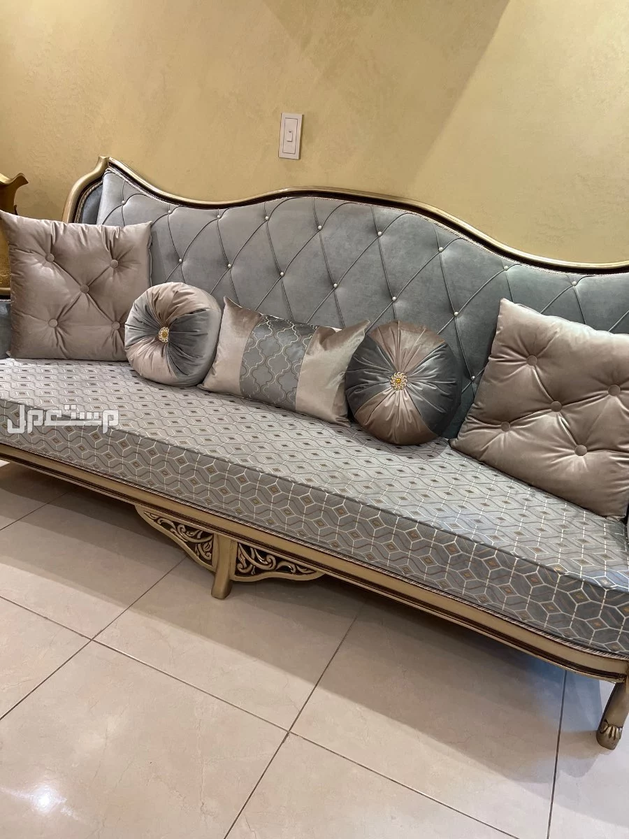البيع كنب جديد ونظيف مكون من ست قطع بسعر 8الاف ريال قابل للتفاوض