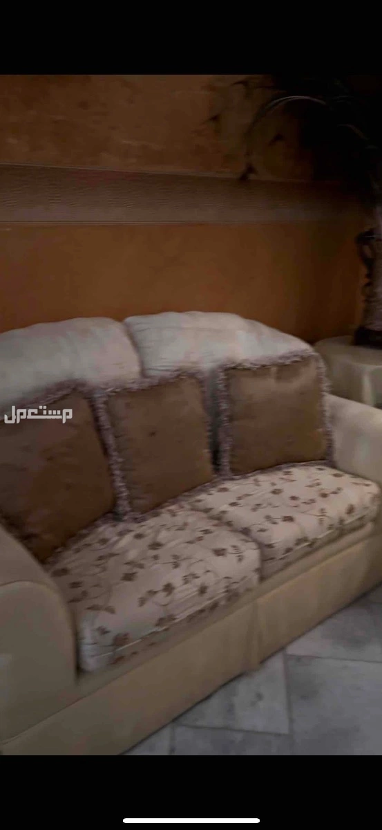 طقم كنب مستعمل مع طاولتين خشبية في جدة بسعر 1500 ريال سعودي