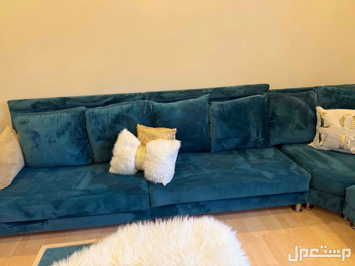 كنب مقاس 3*4 مع طاولة وسط و طاولات خدمة