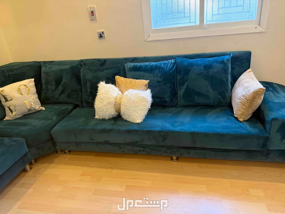 كنب مقاس 3*4 مع طاولة وسط و طاولات خدمة