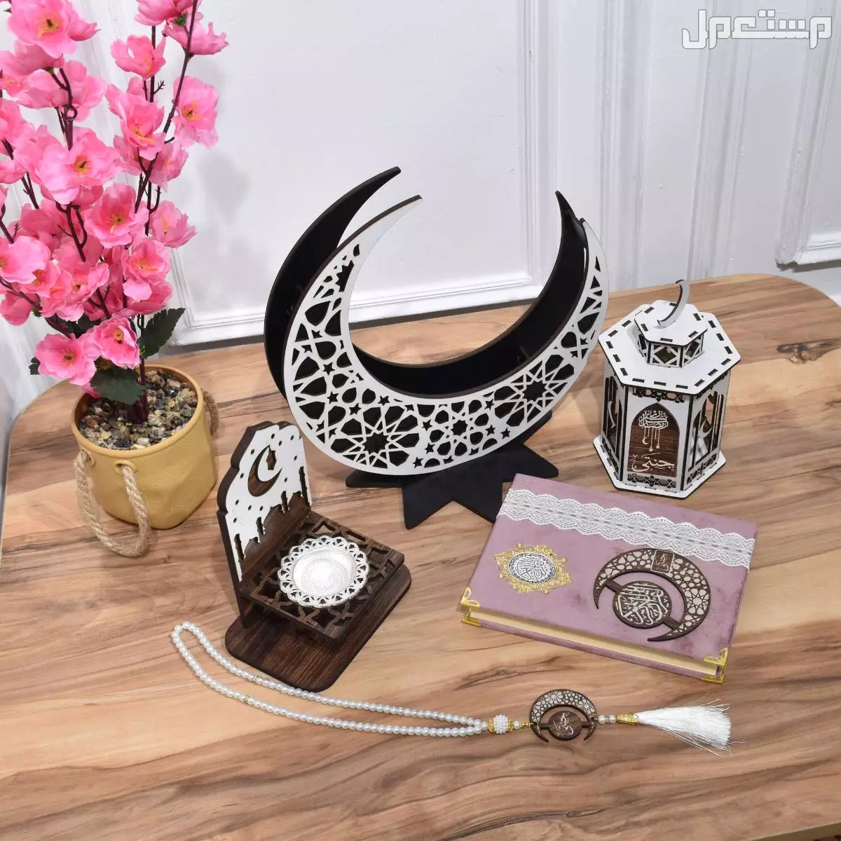 ✨ *عرض رمضاني!* ✨* تقدم لكم عرضًا رمضانيًا فاخرًا يحتوي على مجموعة من المنتجات الروحانية والفاخرة التي تضفي لمسة من الجمال والروحانية على أيامكم المباركة.  *مكونات العرض:*  1. *بيت مصحف على